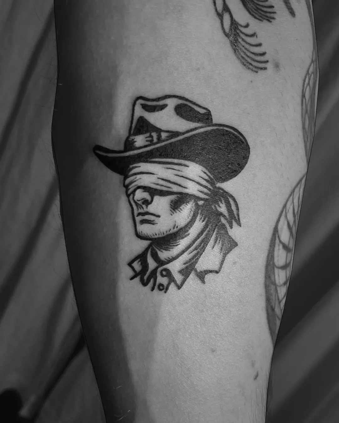 Blackwork-Tattoo: Cowboy mit Hut und verbundenen Augen