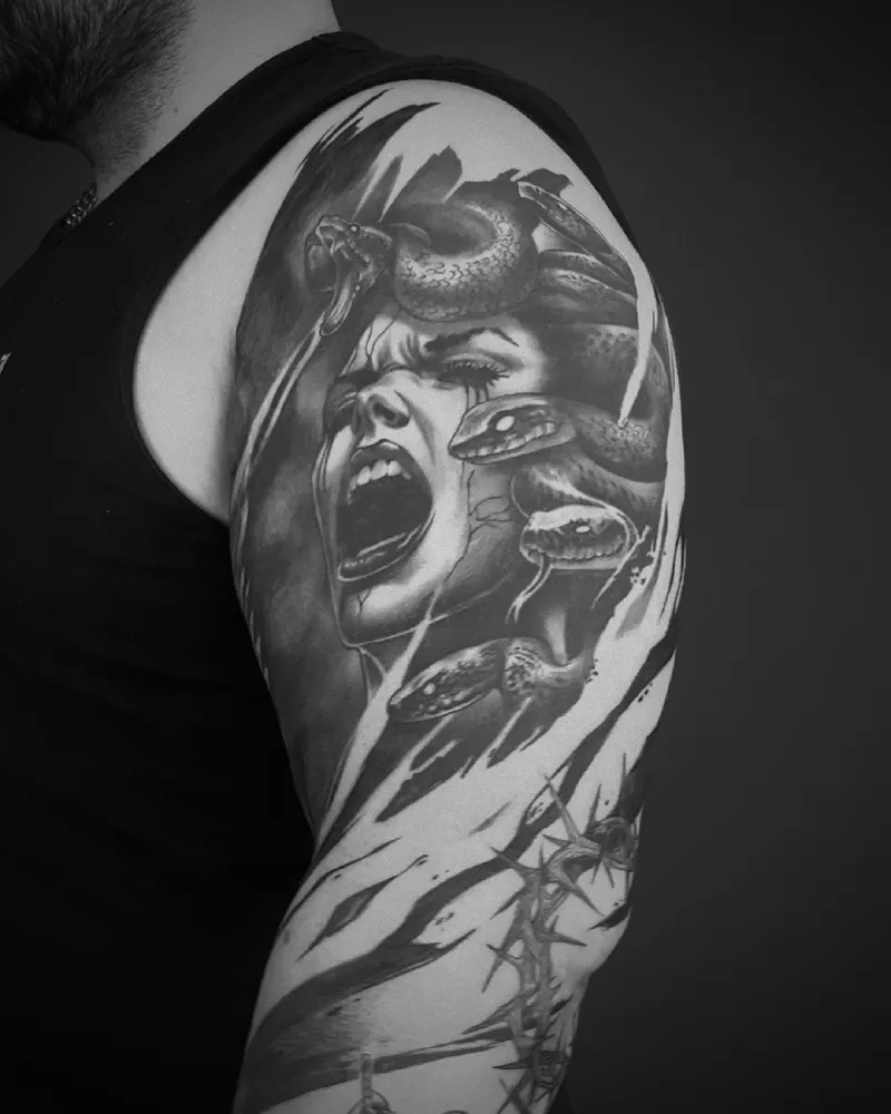 Realistic-Tattoo: Medusa mit Schlangen auf dem Oberarm